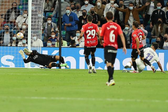 曼联11月最佳候选：奥纳纳、马兹拉维、迪亚洛